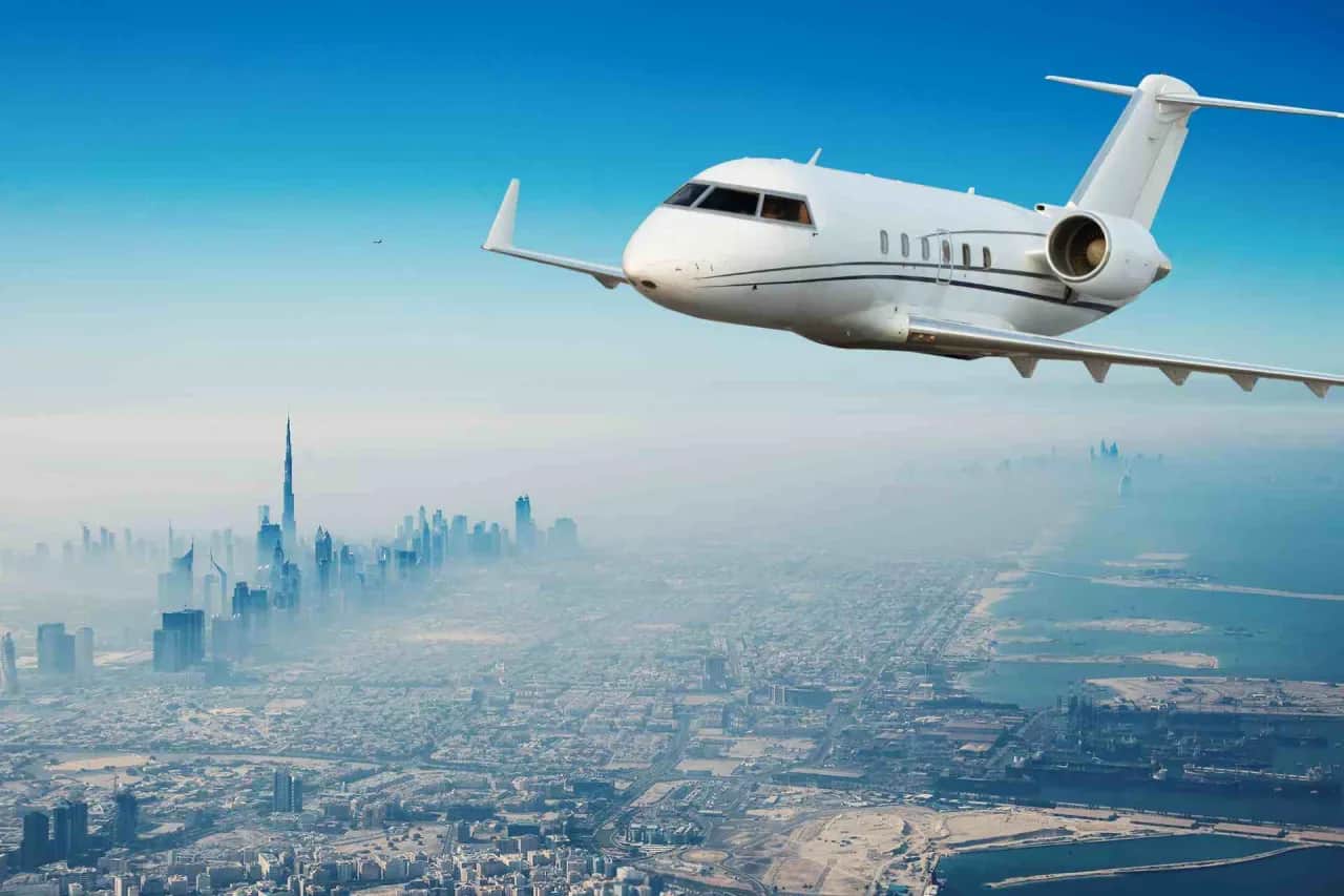 Lot do ZEA z Polski: Ile naprawdę trwa? Bezpośrednie vs. przesiadki