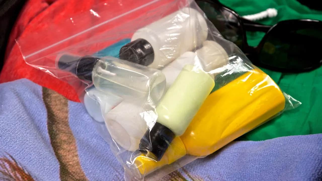 Płyny w bagażu Ryanair: 100 ml i co dalej? Spakuj bez stresu!