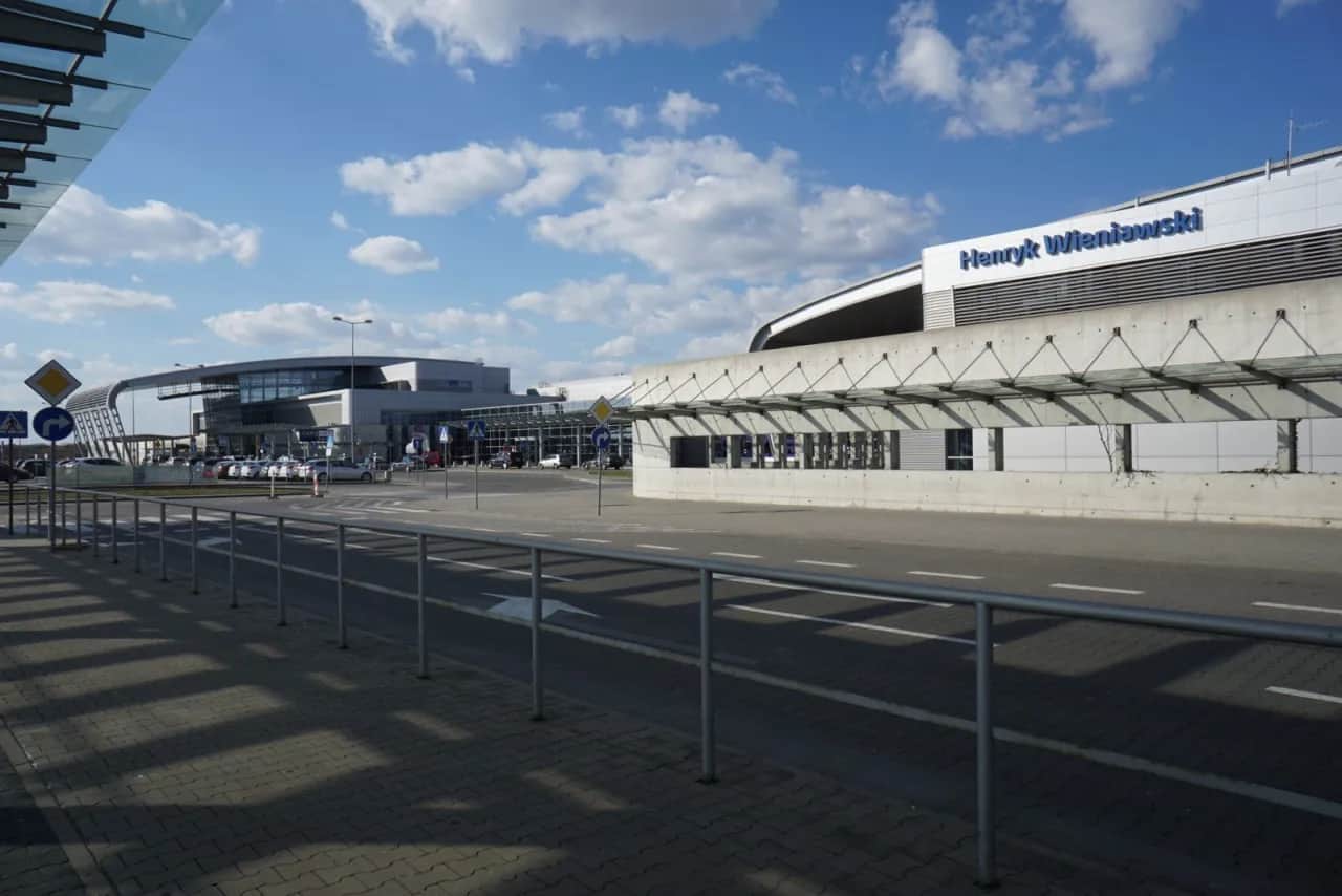 Jak dojechać z Dworca Poznań na Lotnisko Ławica? Wybierz mądrze!